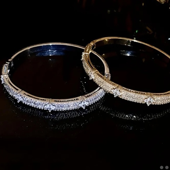 Exquisite 18k White Gold plated Four-Leaf Flower Hinged Rhinestone bangle 16” - Picture 6 of 16